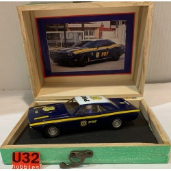 SLOT CAR BUM SLOT 2300 DODGE CHALLENGER POLICIA + 2 FIGURAS  LTED.ED 12 UN.